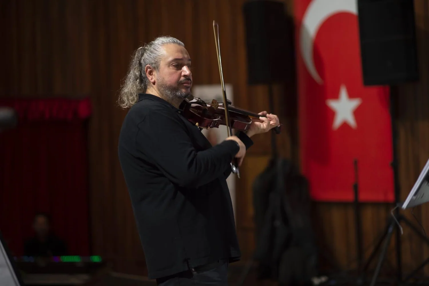 Ömer Öcal sahne performansı